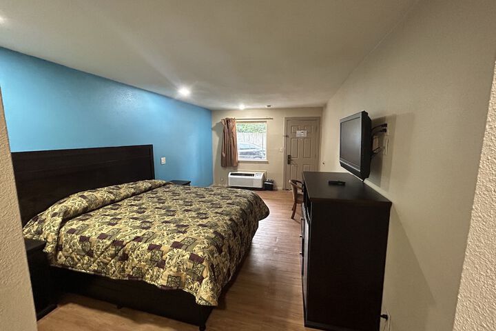Room 9 of 33