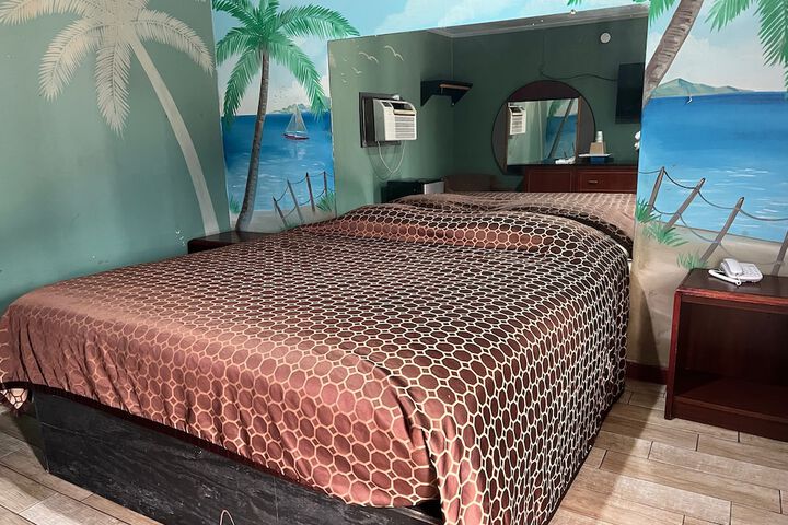 Room 4 of 12