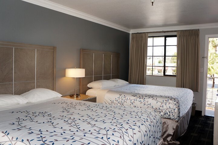 Queen Bed Accessible (25 of 45)