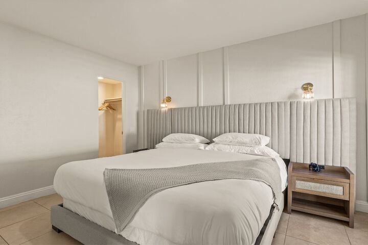 Room 7 of 77