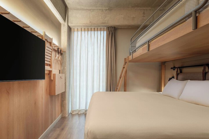 Room 34 of 110