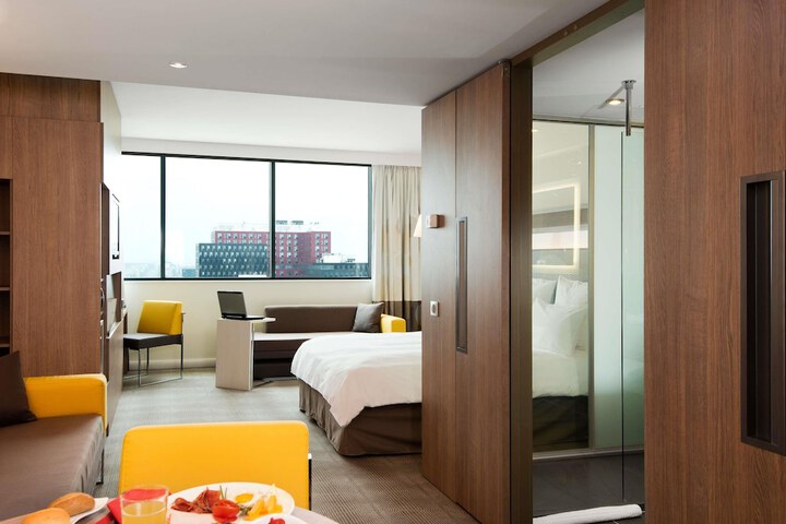 Room 10 of 216