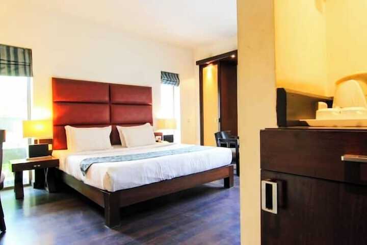 Room 13 of 36