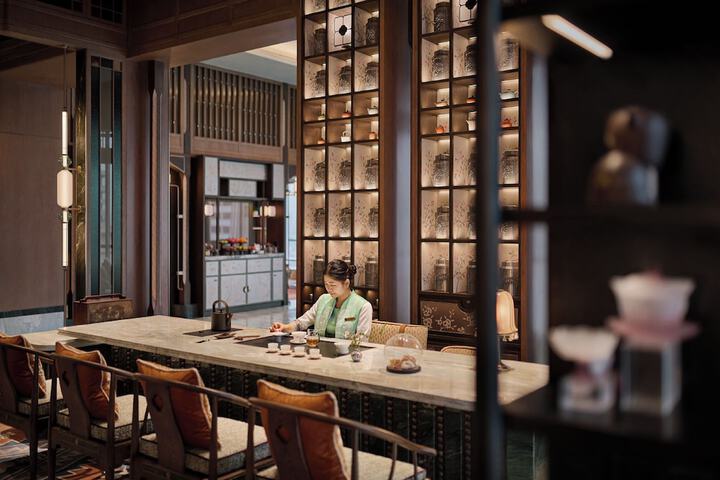 Lounge 34 of 37