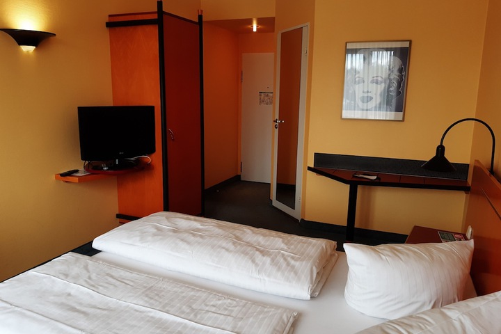 Room 13 of 48