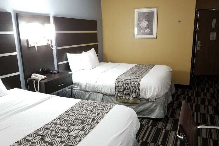 1 Queen Bed Accessible Room (18 of 21)