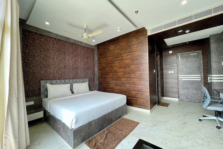 Room 32 of 100