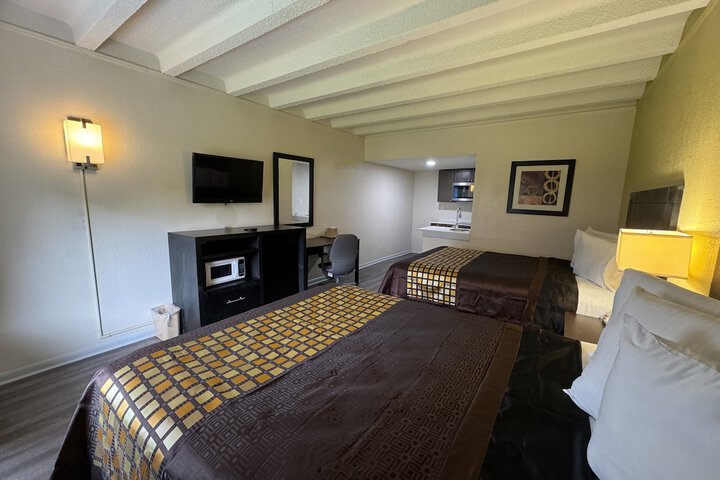 Deluxe Room 1 Queen Bed (1 of 14)