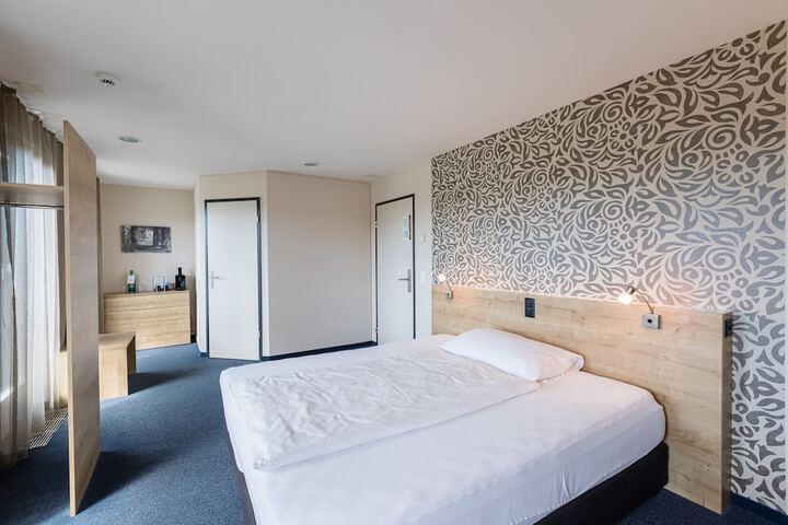 Room 11 of 32