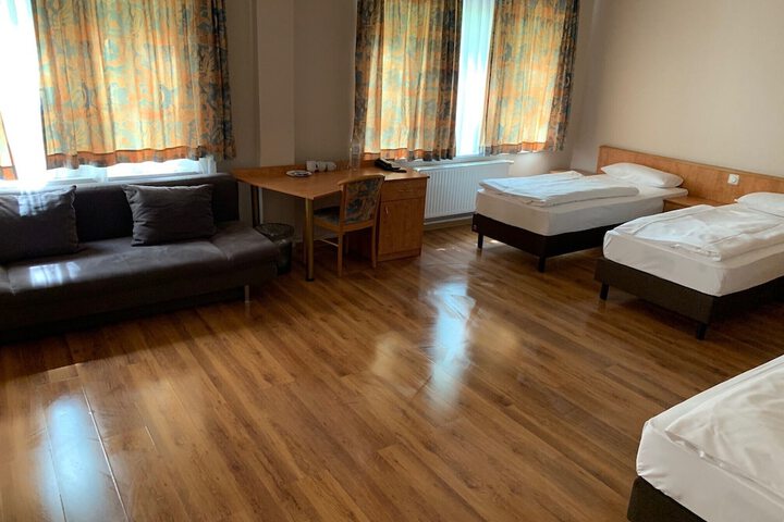 Room 13 of 33