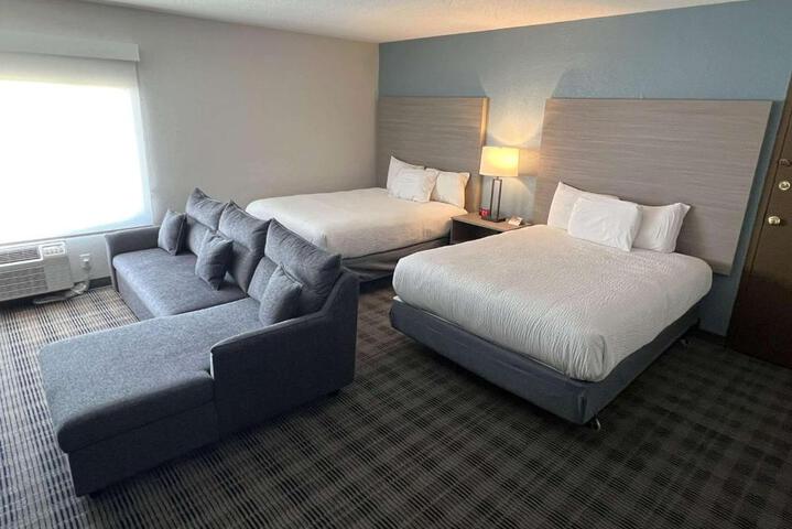 2 Queen Beds (6 of 12)