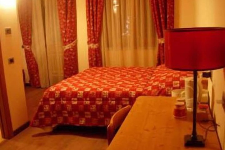 Room 12 of 37