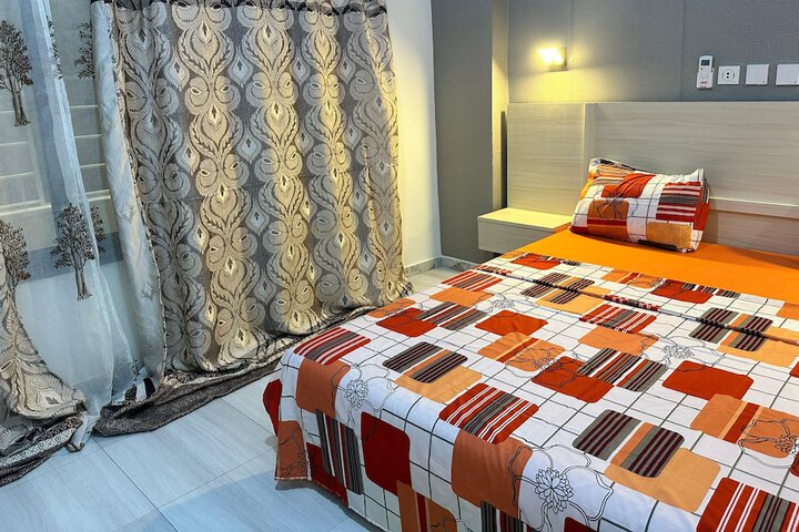 Room 4 of 16