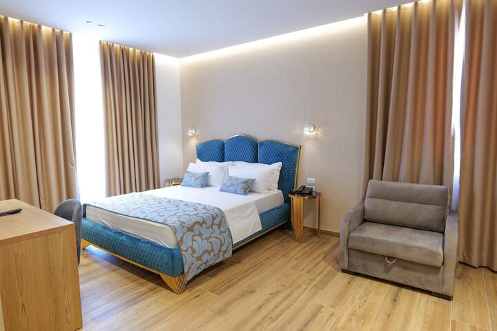 Room 37 of 74