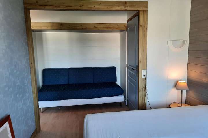 Room 10 of 34