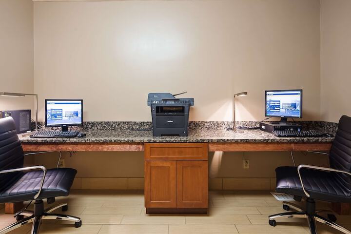 Business Center 77 of 82