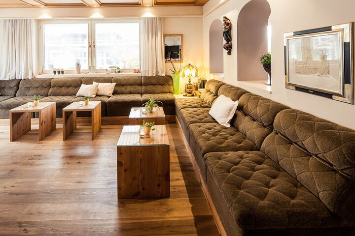 Lounge 4 of 44
