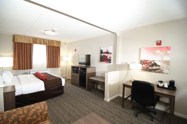 Accessible Suite King Bed Accessible Bathtub Microwave and Refrigerator WiFi Non S (18 of 39)