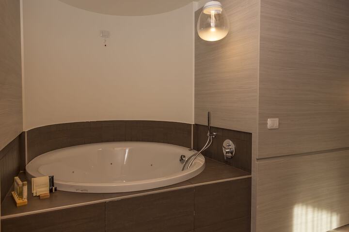 Room 32 of 63