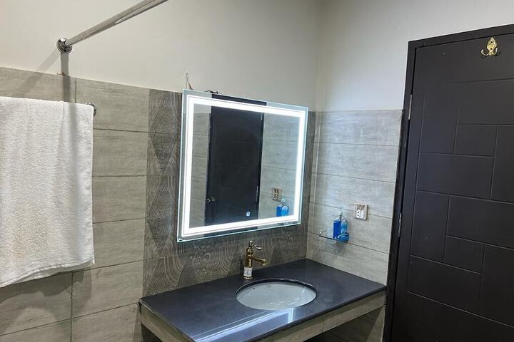 Room 12 of 16