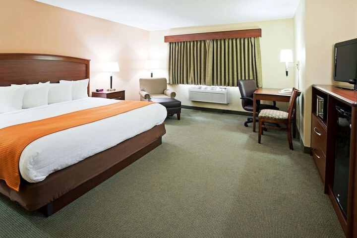 1 Queen Bed (3 of 6)