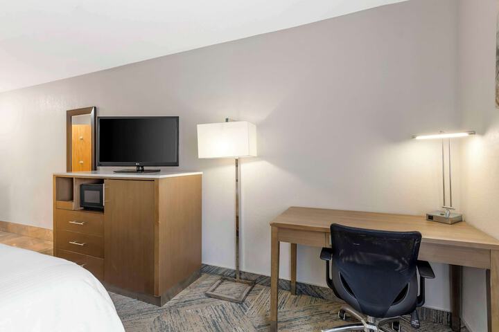 1 King Bed Microwave and Refrigerator Work Desk WiFi Full Breakfast (9 of 22)