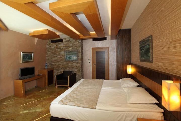 Room 16 of 81