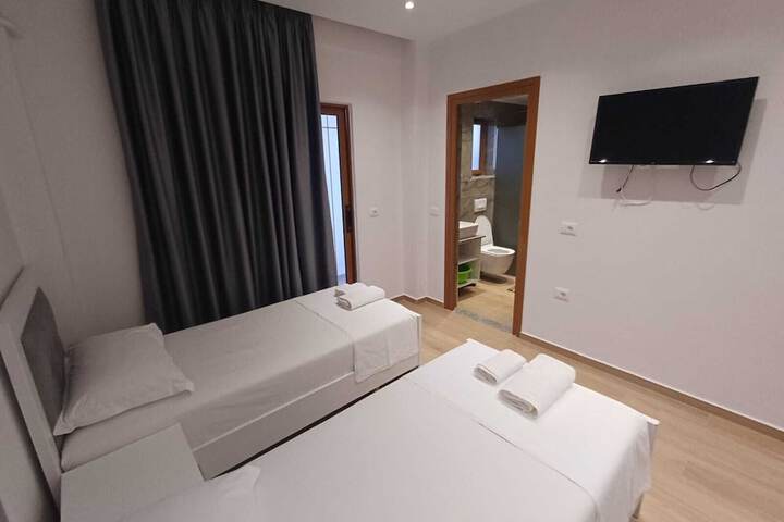 Room 6 of 65