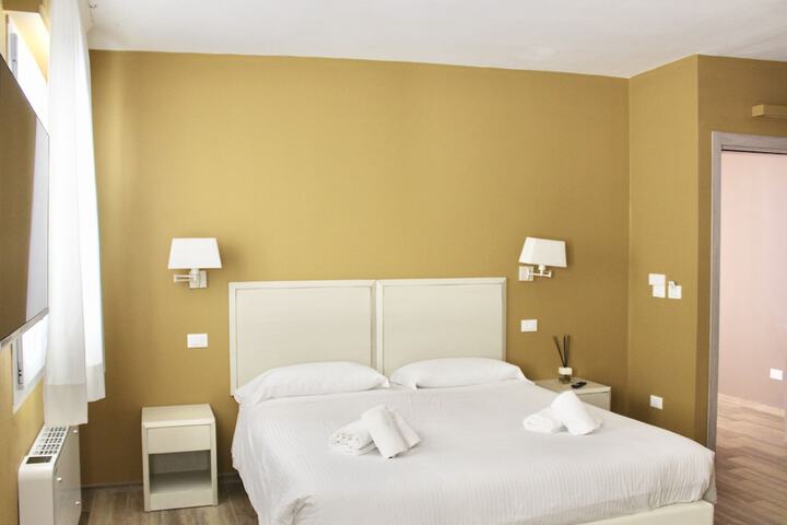 Room 4 of 16