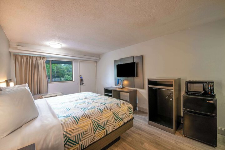 1 King Bed (4 of 8)