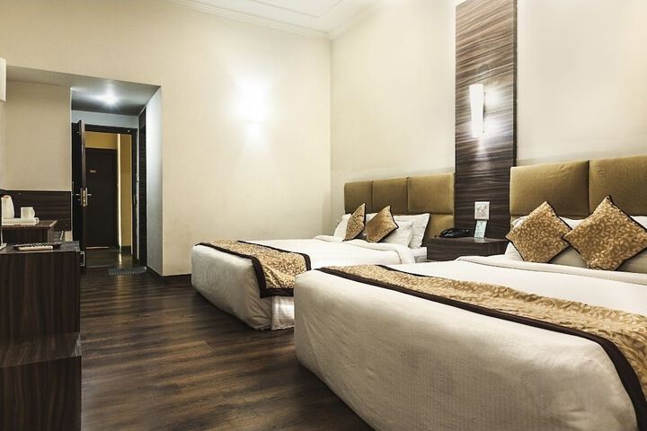 Room 5 of 10