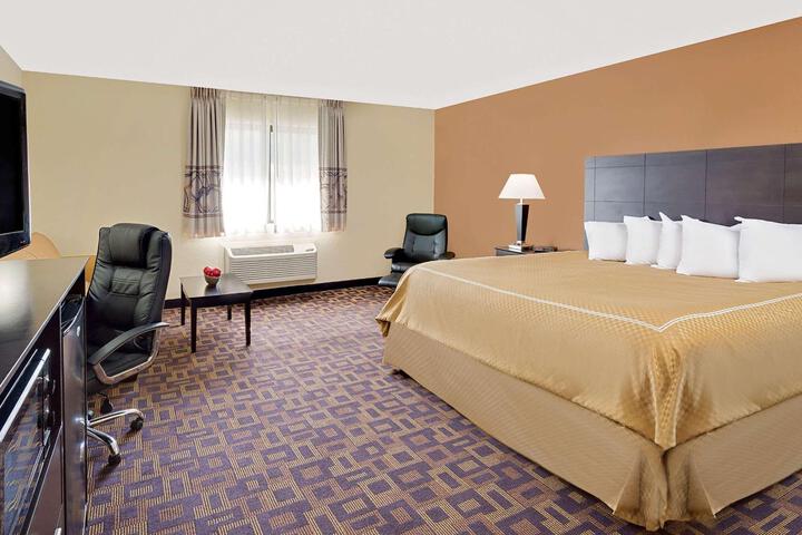 1 King Bed (10 of 14)