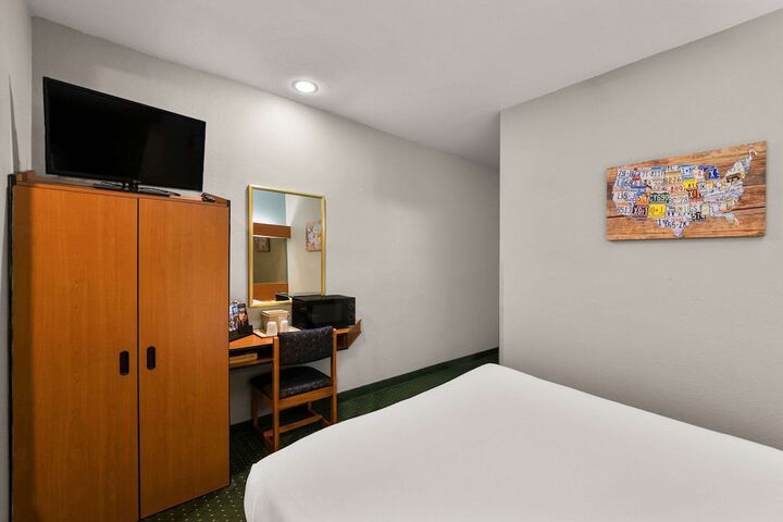 2 Queen Beds (5 of 12)