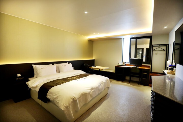 Room 12 of 23