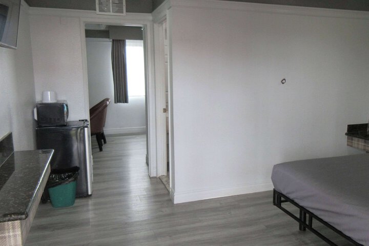 1 Queen Bed (10 of 11)