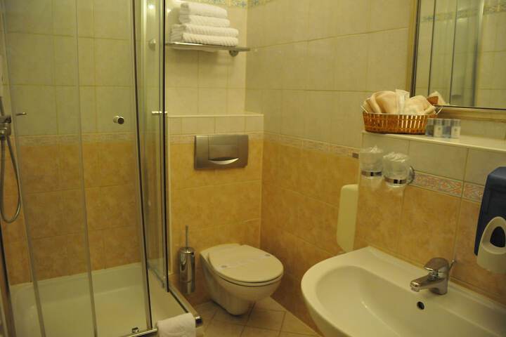 Room 15 of 27