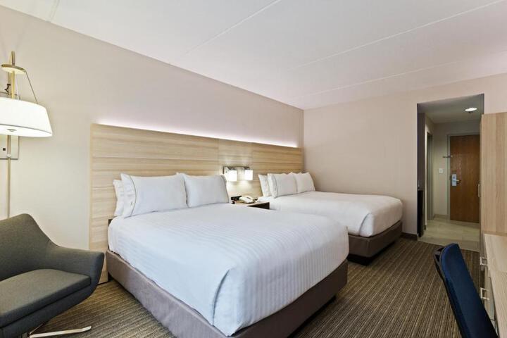 2 Queen Beds (7 of 14)