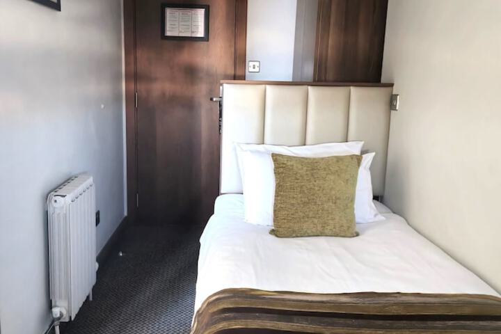 Room 12 of 25