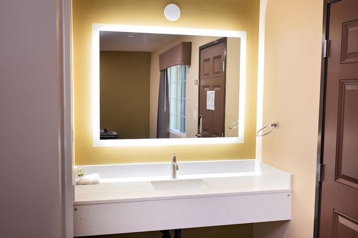 Standard Room, King or Two Doubles (2 of 9)