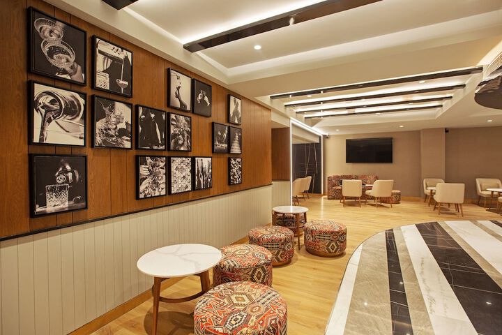 Lounge 79 of 111