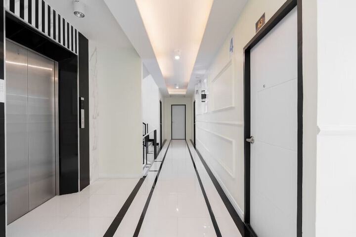 Ballroom/Hall 34 of 46