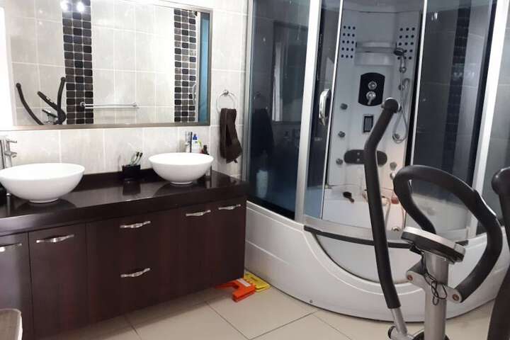 Room 6 of 9