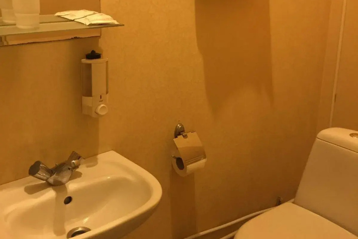 Room 6 of 14