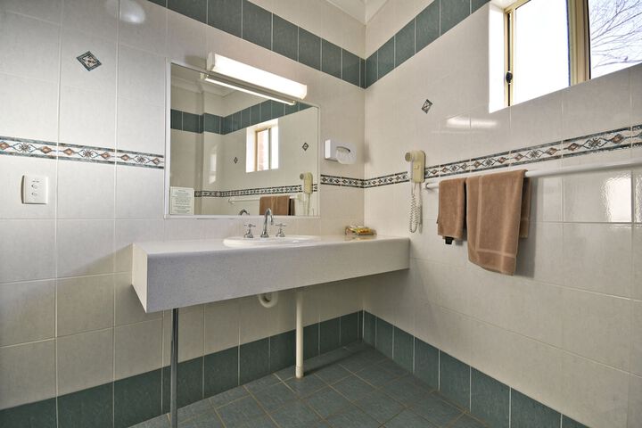 Room 32 of 46