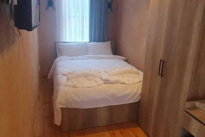Room 4 of 32