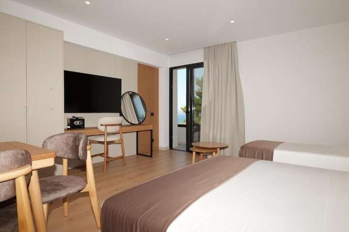 Room 13 of 87