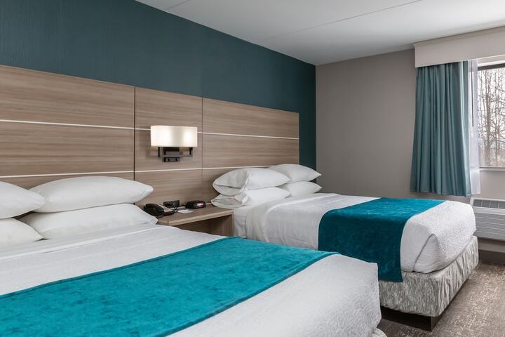 Accessible 2 Double Mobility Accessible Communication Assistance Roll in Shower Microwave and Refrigerator Full Breakfast (8 of 9)