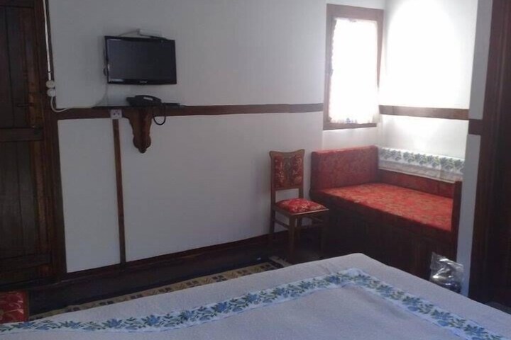 Room 9 of 15