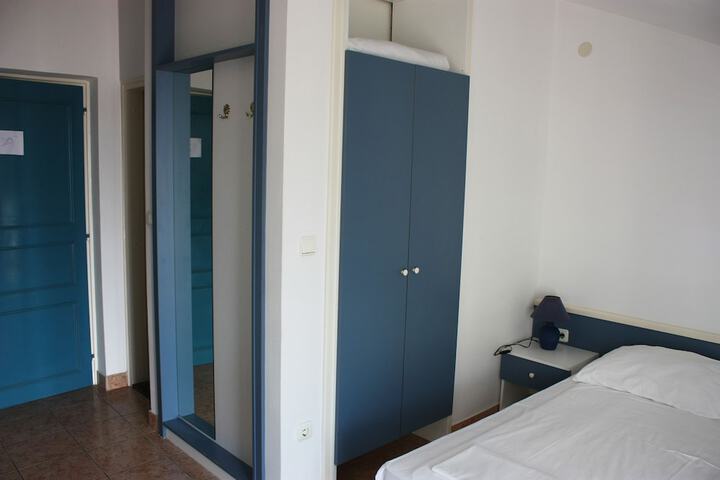 Room 4 of 92
