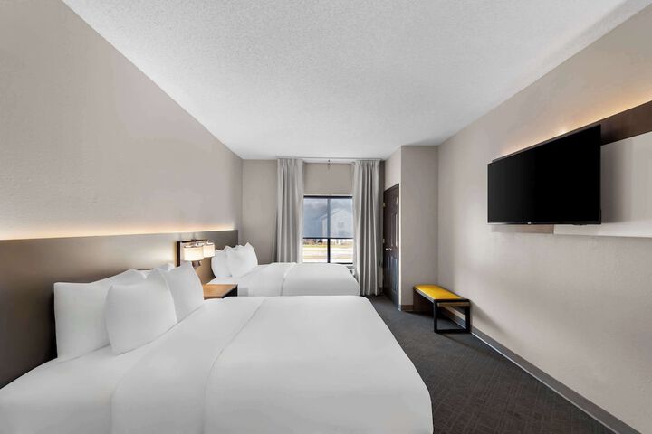 Suite Queen Bed Accessible (9 of 15)